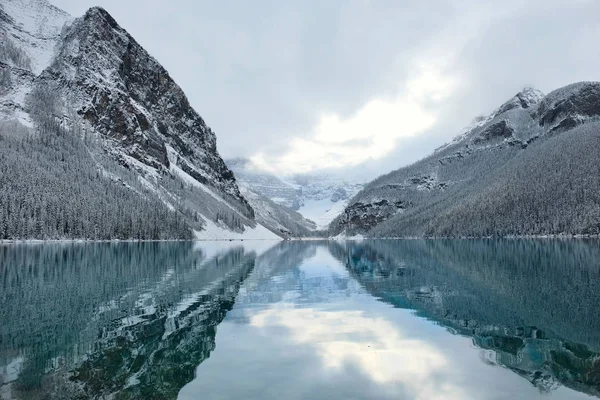 露易丝湖在初冬 初雪和暴风雨的云彩反射在平静的碧绿的水中 加拿大落基山脉 班夫国家公园 艾伯塔省 加拿大 — 图库照片