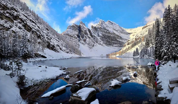 Vakantie Reizen Canadese Rockies Jonge Vrouw Wandelen Sneeuwschoenwandelen Door Alpine — Stockfoto