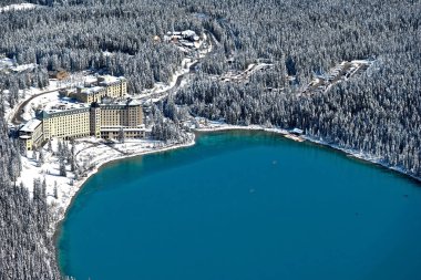 Lake Louise Kanada 'da bir tatil beldesi. Tekneleri ve ormanı taze karla kaplı mavi alp gölü. Banff Ulusal Parkı. Alberta. Kanada