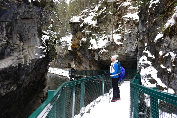 Junge Frau Beim Wandern Johnston Canyon Winter Kanadische Rockies Banff — Stockfoto