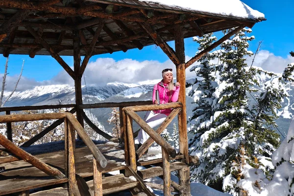 Dağın Tepesindeki Verandada Termostan Çay Içen Kadın Kayakçı Kanada Kayalıkları Telifsiz Stok Fotoğraflar