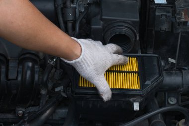 Teknisyen araba için yeni hava filtresi değişiyor