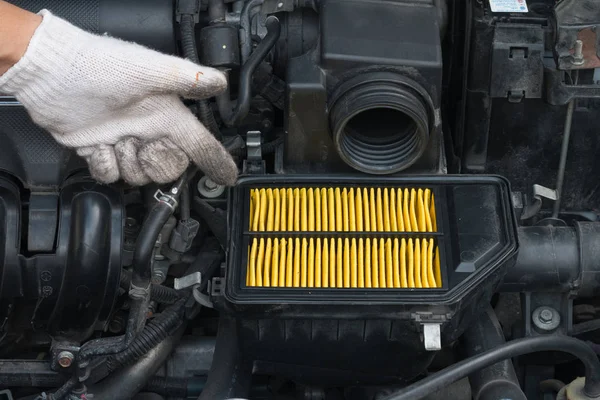 Araba için yeni hava filtresi değiştirmek için teknisyen garanti