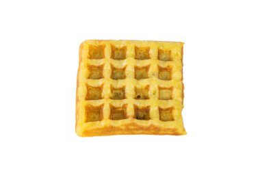 Beyaz arkaplanda taze pişmiş waffle 'lar.