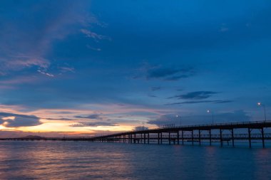 Tayland twilight ile deniz üzerinde köprü