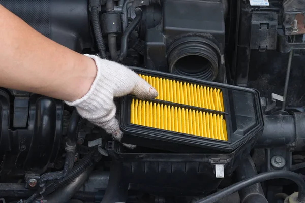 Technician is changing new air filter for car — Stock Photo, Image