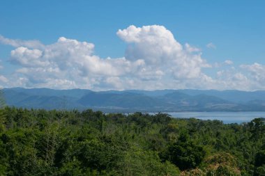 Güneşin doğuşunu izlemek Huai Mae Khamin Waterfall uyanık ile ilgilenen 