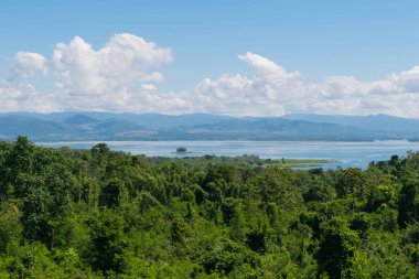 Güneşin doğuşunu izlemek Huai Mae Khamin Waterfall uyanık ile ilgilenen 