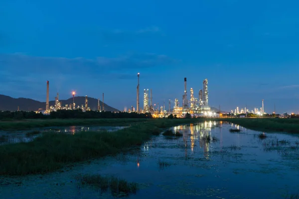 Отражение электростанции нефтехимической промышленности в вечернее время — стоковое фото