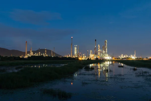 Reflexión de la central eléctrica de la industria petroquímica por la noche — Foto de Stock