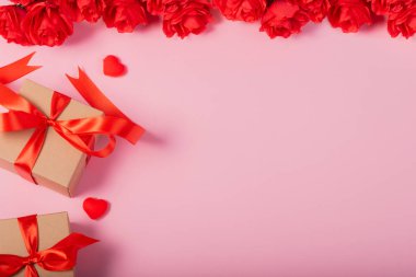 Sevgililer Günü ve aşk konsepti. Küçük R ile iki küçük hediye kutusu.