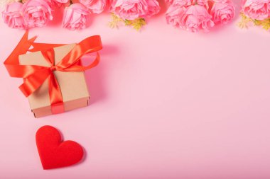 Sevgililer Günü ve aşk konsepti. Küçük bir hediye kutusu ve kırmızı pijama.