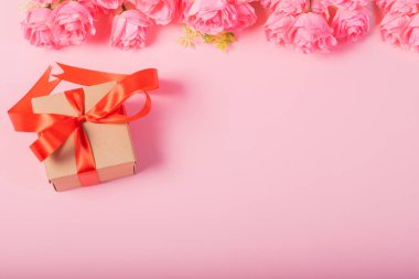 Sevgililer Günü ve aşk konsepti. Küçük bir hediye kutusu ve çiçekler. 