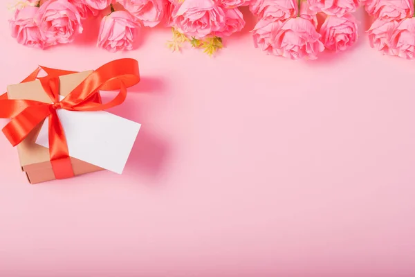 情人节和爱的概念。 一个装有卡片的小礼品盒 — 图库照片