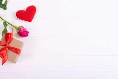 Sevgililer Günü ve aşk konsepti. Kırmızı fiyonklu hediye kutusu, kırmızı ses