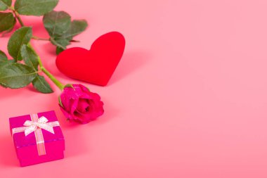 Kırmızı kalpli gül pembesi ve pembe sırt çantalı hediye kutusu.