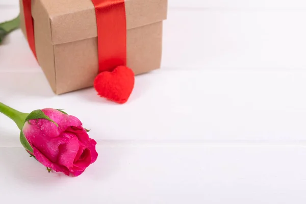 情人节和爱的概念。 红弓礼盒，红唇礼盒 — 图库照片