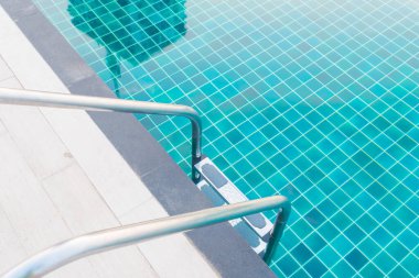 Merdivenli yüzme havuzu