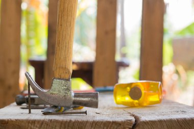 Çekiçle bir çivi çekildi.