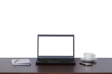 Laptoplu kahverengi masa, dizüstü bilgisayar, kahve dükkanında cep telefonu, bulanık arka plan.