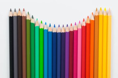 Beyaz arkaplanda izole edilmiş renkli tahta kalemleri kapat