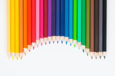 Beyaz arkaplanda izole edilmiş renkli tahta kalemleri kapat