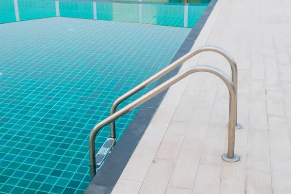 Merdivenli yüzme havuzu