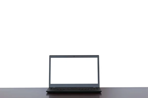 Laptop Preto Com Tela Branca Mesa Marrom Isolada Fundo Branco — Fotografia de Stock