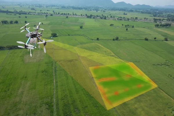 Drone per l'agricoltura, l'uso dei droni per vari campi come l'analisi della ricerca, la sicurezza, il salvataggio, la tecnologia di scansione del terreno, il monitoraggio dell'idratazione del suolo, il problema di resa e l'invio di dati all'agricoltore intelligente su tablet — Foto Stock