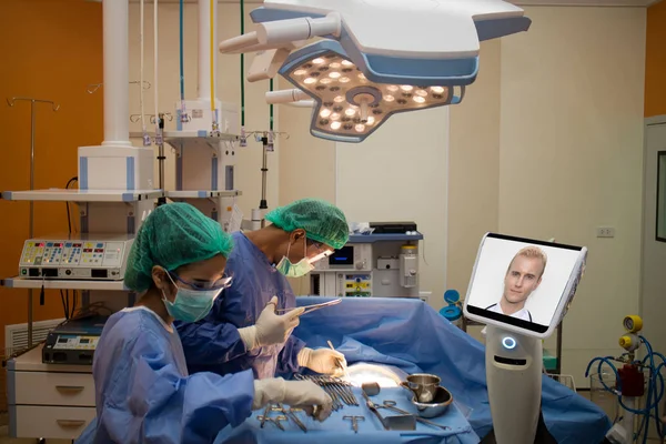 Läkare kirurgi patienten i operationssalen i sjukhus och prat, c — Stockfoto