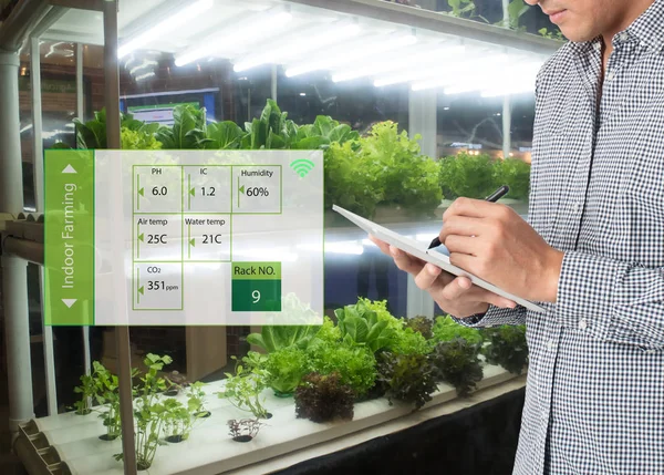 Smart Agriculture in futuristischem Konzept, Bauern nutzen Technologie — Stockfoto