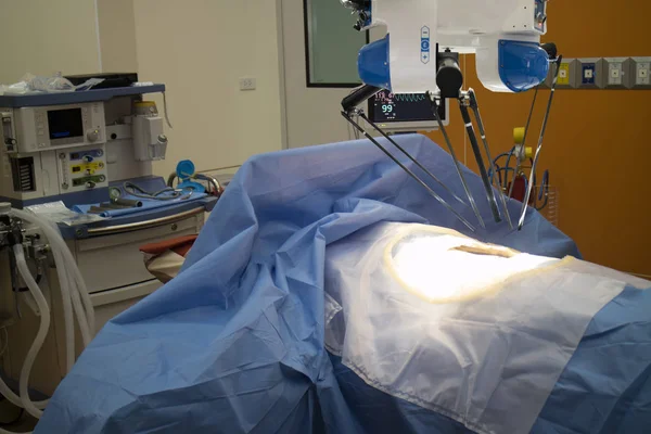 Geavanceerde robotica chirurgie machine bij ziekenhuis, een aantal grote bovenaanzicht — Stockfoto