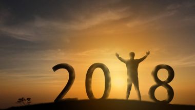 Siluet adam stand dağ tepesinde ve bakmak-den geçerek