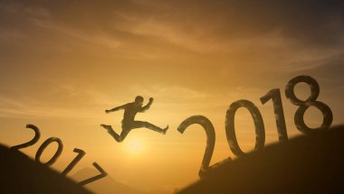 cesur adam başarılı kavramı, siluet adam güneşin atlama