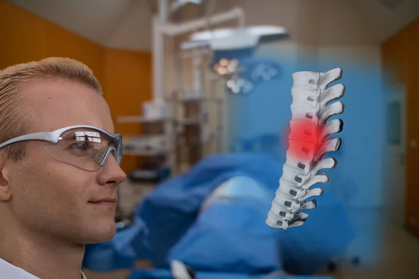 Smarta medicinska teknik koncept, läkare använda glasögon för att använda augm — Stockfoto