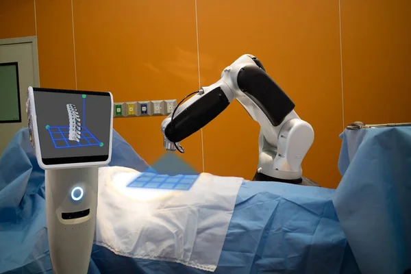 Robot assistent medicinsk teknik används för scan en patient — Stockfoto