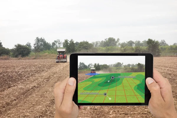 스마트 농업 개념, 농부 사용 태블릿 읽기 tr에 적외선 — 스톡 사진