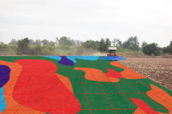Conceito de agricultura inteligente, uso do agricultor infravermelho no trator com h — Fotografia de Stock