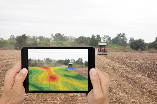 Smart agriculture concept, farmer use tablet read infrared in tr — Stock Photo, Image