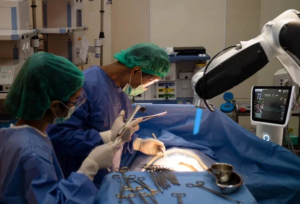 Máquina avançada da cirurgia robótica no hospital, vantagem do uso do doutor — Fotografia de Stock