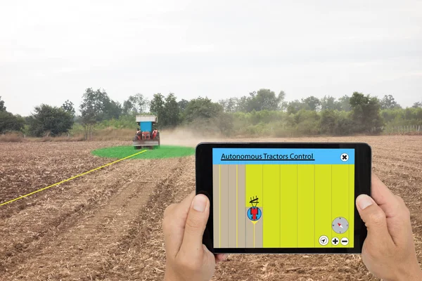 Concetto di agricoltura intelligente, l'agricoltore usa tablet per controllare autonomo — Foto Stock