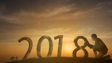 2018 siluet iş adamı deneyin itmek ve 2018 ile tamamlamak için 