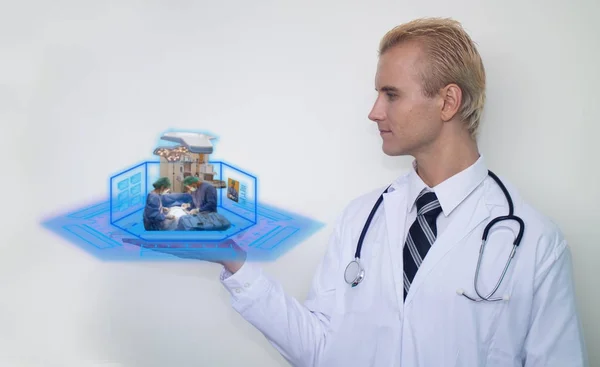 Smarta medicinska teknik koncept, läkare titta på augmented reality — Stockfoto