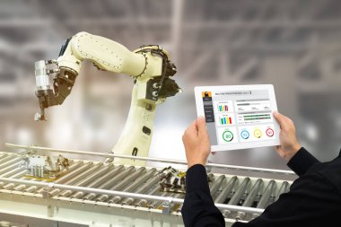 çok sanayi 4.0 kavramı, Endüstri Mühendisi tablet makine gerçek zamanlı izleme yazılımı (artar, sanal gerçeklik) kullanarak. Akıllı fabrika otomasyon robot kol otomotiv üretiminde