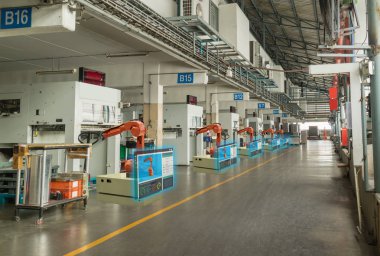 çok akıllı sanayi 4.0 konsept. Otomasyon endüstriyel robot kol fabrika ve Robot operasyon makine bölgesindeki çalışma göstermek veri Dee, sanal gerçeklik technololgy artar kullanarak plc durum karışık