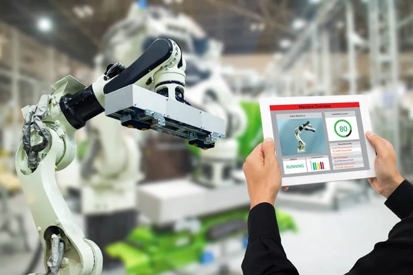 çok sanayi 4.0 kavramı, Endüstri Mühendisi tablet makine gerçek zamanlı izleme yazılımı (artar, sanal gerçeklik) kullanarak. Akıllı fabrika otomasyon robot kol otomotiv üretiminde