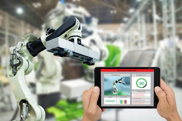 çok sanayi 4.0 kavramı, Endüstri Mühendisi tablet makine gerçek zamanlı izleme yazılımı (artar, sanal gerçeklik) kullanarak. Akıllı fabrika otomasyon robot kol otomotiv üretiminde