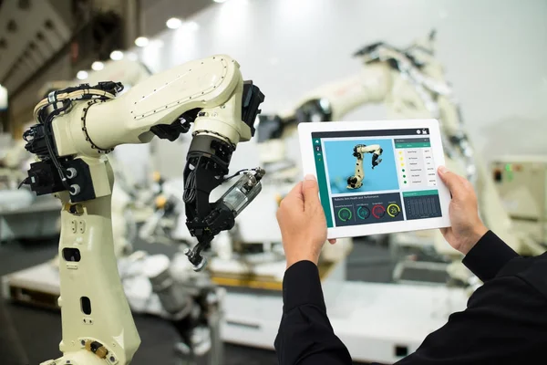 çok sanayi 4.0 kavramı, Endüstri Mühendisi tablet makine gerçek zamanlı izleme yazılımı (artar, sanal gerçeklik) kullanarak. Akıllı fabrika otomasyon robot kol otomotiv üretiminde