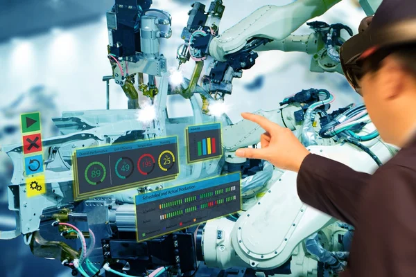 çok sanayi 4.0 kavramı, endüstriyel engineer(blurred) akıllı gözlük ile kullanarak karma makinesi gerçek zamanlı olarak izleme için sanal gerçeklik teknolojisi ile artar. Akıllı fabrika otomasyon robot kol