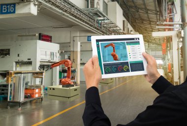 çok sanayi 4.0 kavramı, Endüstri Mühendisi tablet makine gerçek zamanlı izleme yazılımı (artar, sanal gerçeklik) kullanarak. Akıllı fabrika otomasyon robot kol otomotiv üretiminde